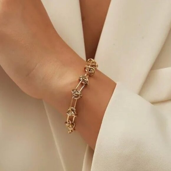 NEW 18k Gold Plated Elegant Gold Knot Bracelet - Picture 1 of 4